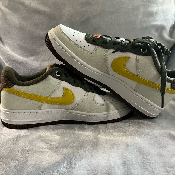 Nike Air Force 1 LV8 GS - Summit White / Vivid Sulfur (5.5 Youth = 7 Women's) - Picture 5 of 11